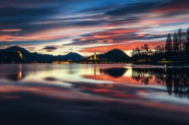 St Marys Kilisesi küçük adada varsayım ile Lake Bled