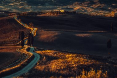 Toskana, panoramik manzarası ile ünlü çiftlik tepeler haddeleme