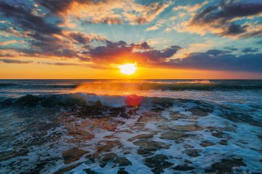 Denizin üzerinde güzel bir gün doğumu