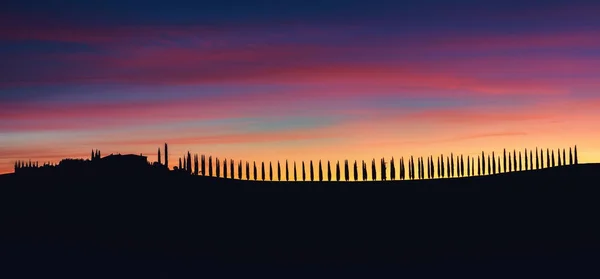 Toskana, Panoramalandschaft mit berühmtem Bauernhaus, schöner Sonnenaufgang — Stockfoto