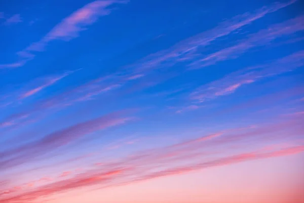 Pôr-do-sol nuvens céu dramático — Fotografia de Stock