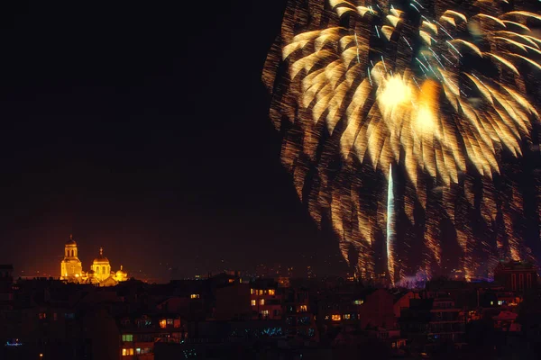 Centro de Varna paisaje urbano con muchos fuegos artificiales intermitentes celebratin —  Fotos de Stock