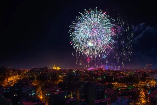 Downtown Varna paisagem urbana com muitos fogos de artifício piscando comemoração — Fotografia de Stock