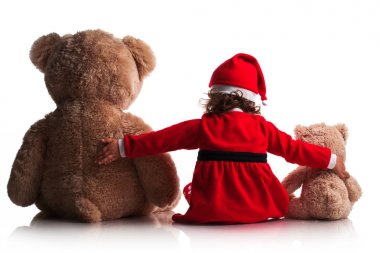 Kırmızı Noel Baba şapkası, küçük kız oyuncak ayı oyuncak beyaz arka plan üzerinde tutar.