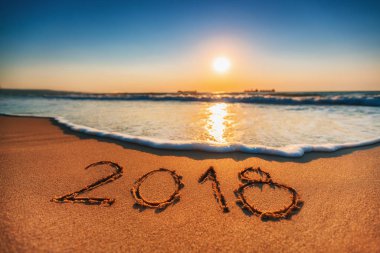 Mutlu yeni yıl 2018 kavramı, sahilde yazı. Deniz gündoğumu