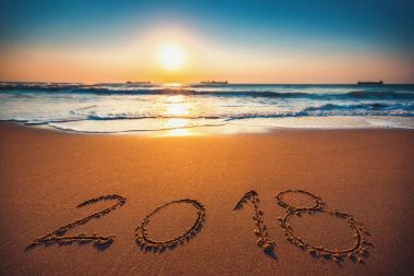 Mutlu yeni yıl 2018 kavramı, sahilde yazı. Deniz gündoğumu