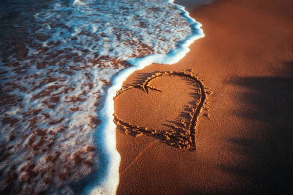 Coeur dessiné sur le sable d'une plage — Photo