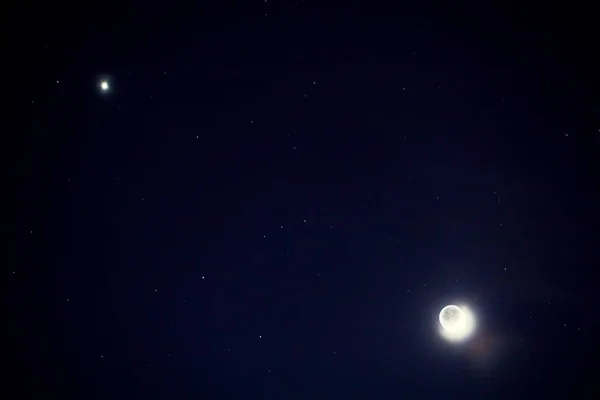Voller blauer Mond mit Stern am dunklen Nachthimmel — Stockfoto