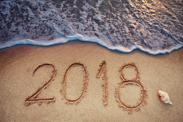 Feliz Año Nuevo 2018 concepto, letras en la playa. Salida del sol del mar — Foto de Stock