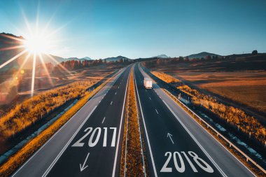 Sürüş açık yolda güzel güneşli gün yeni yıl 2018