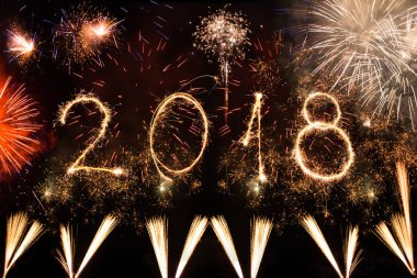 Yeni yıl havai fişek ile arka plan olarak yazılı 2018