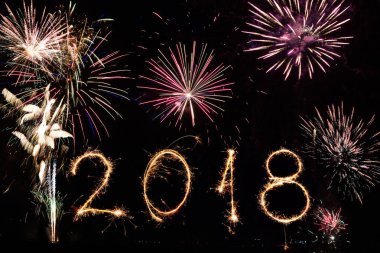 Mutlu yeni yıl havai fişek ile arka plan olarak yazılı 2018