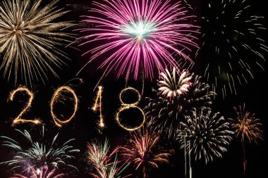Yeni yıl havai fişek ile arka plan olarak yazılı 2018