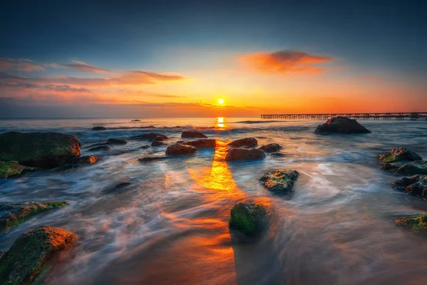 Sunrise over the beach — Stock Photo, Image