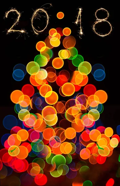새 해 2018입니다. 크리스마스 나무 빛의 추상적인 원형 bokeh 배경 — 스톡 사진
