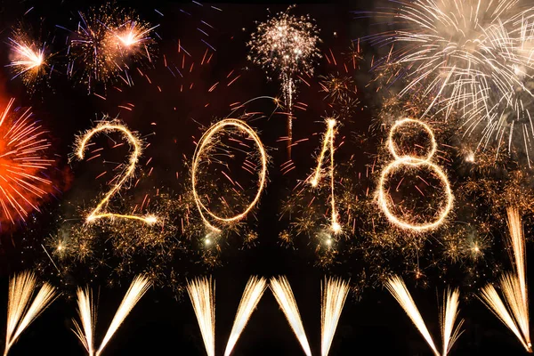Yeni yıl havai fişek ile arka plan olarak yazılı 2018