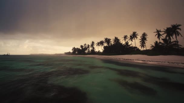 Luz Solar Depois Chuva Tropical Paisagem Praia Paradisíaca Ilha Tropical — Vídeo de Stock