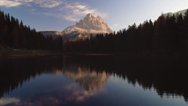 Braies Jezero Hory Barevné Podzimní Krajina Regionu Italské Alpy Dolomity — Stock video