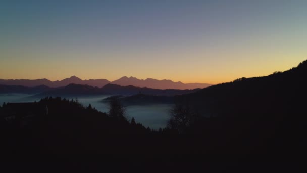 Vista Aérea Neblina Cobrir Floresta Montanhas Nascer Sol Distante Cordilheira — Vídeo de Stock