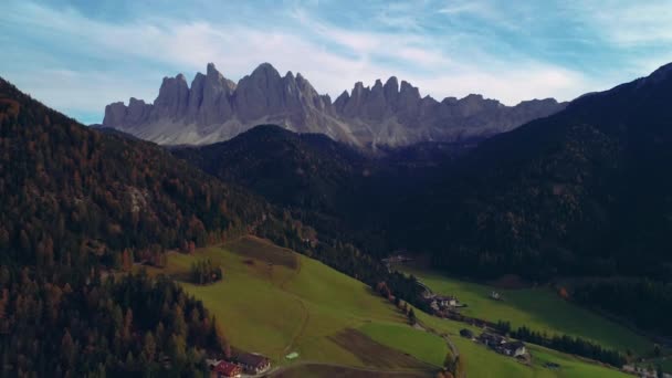 Vacker Bergsutsikt Alpby Gröna Ängar Och Betesmarker Toppar Dolomiti Alperna — Stockvideo