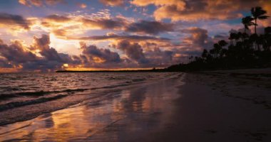 Sunrise deniz doğa ve tropik ada plaj ile görüntüleyin. Punta Cana resort, Dominik Cumhuriyeti.