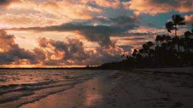 Sunrise deniz doğa ve tropik ada plaj ile görüntüleyin. Punta Cana resort, Dominik Cumhuriyeti