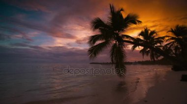 Sunrise deniz doğa ve tropik ada plaj ile görüntüleyin. Punta Cana resort, Dominik Cumhuriyeti