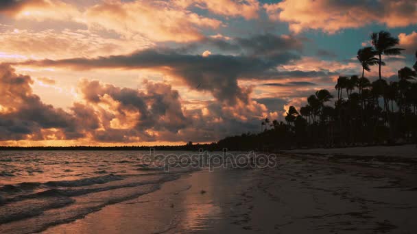 Sonnenaufgang Meerblick Mit Wolkenlandschaft Und Tropischem Inselstrand Punta Cana Resort — Stockvideo