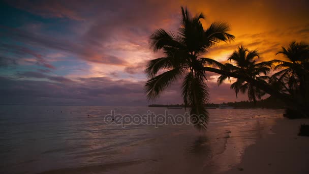 Lever de soleil vue sur la mer avec paysage nuageux et plage île tropicale. Punta Cana resort, République dominicaine 