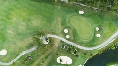 Punta Cana tropikal golf sahası hava görünümünü. Dominik Cumhuriyeti, Fairway, arabaları ve göller. 