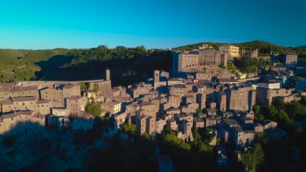 イタリア トスカーナ グロッセート ソラーノの空撮 丘の上の中世の村の夕暮れの風景します — ストック動画