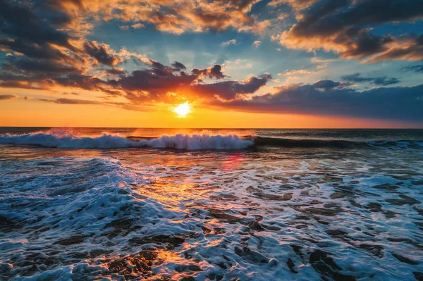 Vakker soloppgang over havet – stockfoto