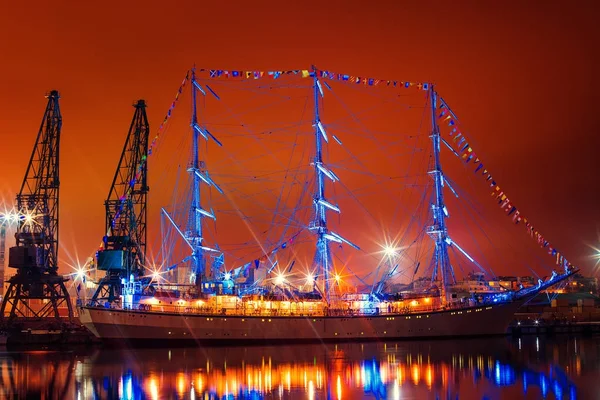 Регата Высокий корабль в гавани Варна, Болгария. Морской порт и промышленные краны . — стоковое фото