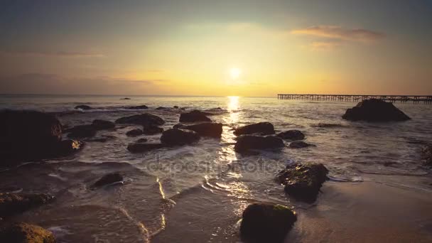 Восход Солнца Морских Скалах Красивых Облаках Видео — стоковое видео