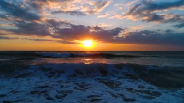 Video denize dramatik cennet ile güzel gündoğumu havadan görünümü