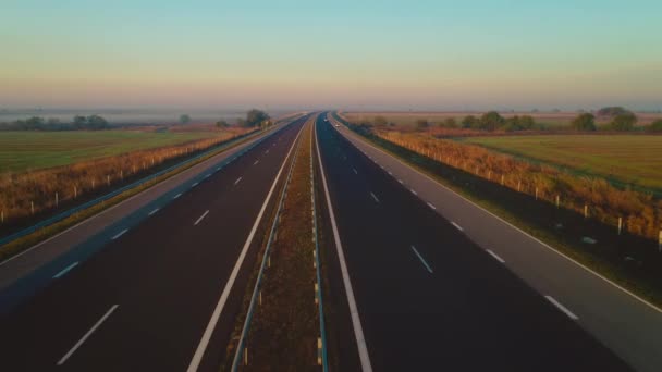 高速道路や農業分野に沈む夕日の空中ドローン ビュー — ストック動画
