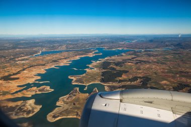 Madrid, İspanya yakınındaki uçak penceresinden çiftlik alanları havadan görünümü