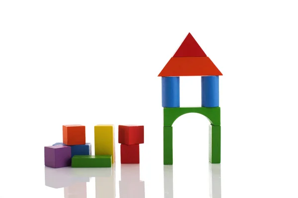 Houten speelgoed blokkeert geïsoleerde witte achtergrond, Montessori onderwijs — Stockfoto