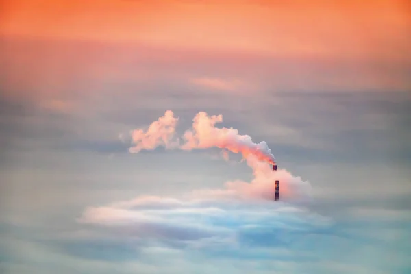 Air pollution by smoke coming out of factory chimney. Industrial city. — Stock Photo, Image