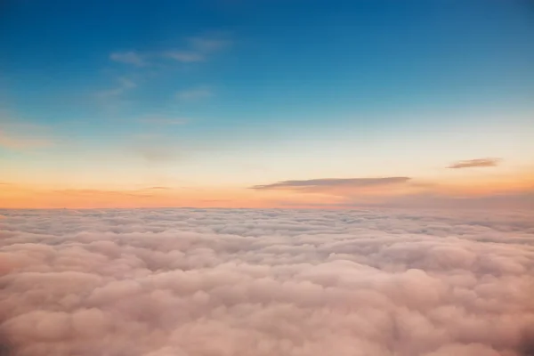Lecące nad chmurami. widok z samolotu — Zdjęcie stockowe