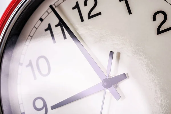 Reloj de pared aislado en el fondo blanco — Foto de Stock