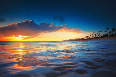 Denizin üzerinde güzel bir gün doğumu