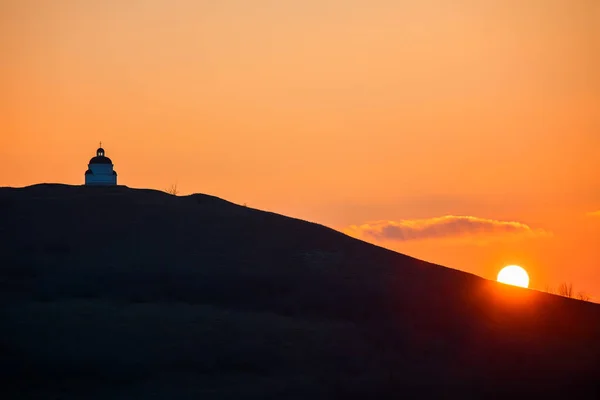 Kościół na górze wzgórze o zachodzie słońca — Zdjęcie stockowe