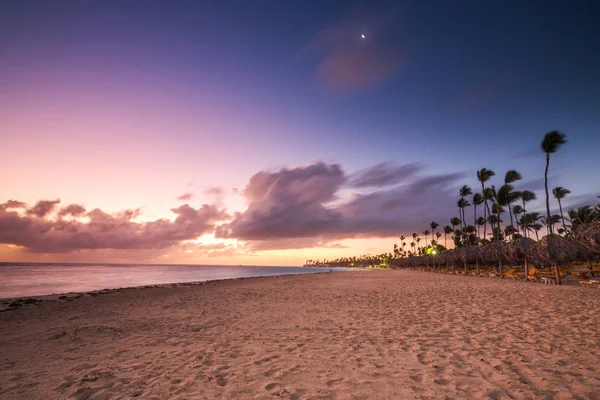 Carribean vacaciones, hermoso amanecer sobre la playa tropical — Foto de Stock