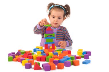 Montessori kavramı ile şirin kız ahşap küpleri izole çalmaya 