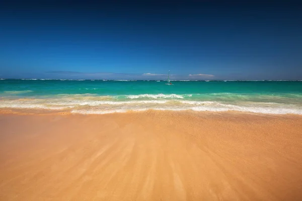Karib-tenger és a csónak a parton, gyönyörű panorámával — Stock Fotó