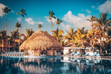 Lüks resort, Punta Cana tropikal yüzme havuzunda 