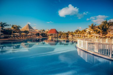 Lüks resort, Punta Cana tropikal yüzme havuzunda 