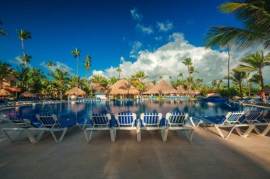 Lüks resort, Punta Cana tropikal yüzme havuzunda 