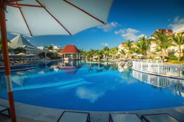 Lüks resort, Punta Cana tropikal yüzme havuzunda 